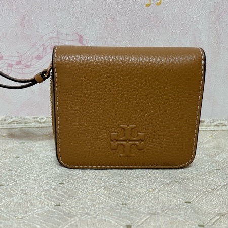TORY BURCH 荔枝紋浮雕LOGO釦式對開短夾-棕色-2