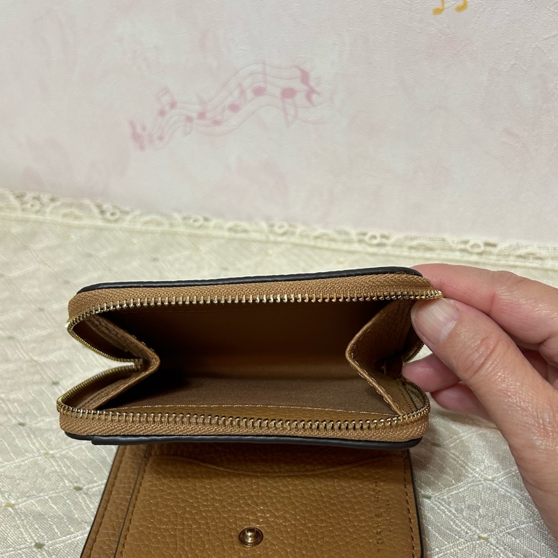 TORY BURCH 荔枝紋浮雕LOGO釦式對開短夾-棕色-3