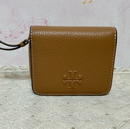 TORY BURCH 荔枝紋浮雕LOGO釦式對開短夾-棕色-5