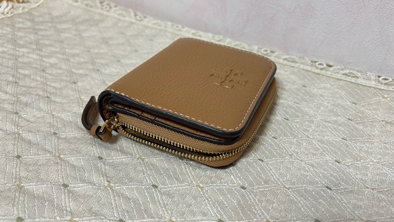 TORY BURCH 荔枝紋浮雕LOGO釦式對開短夾-棕色-6