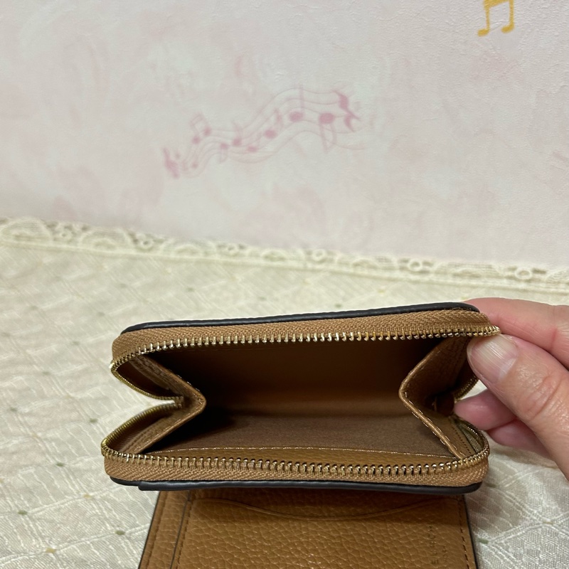 TORY BURCH 荔枝紋浮雕LOGO釦式對開短夾-棕色-8