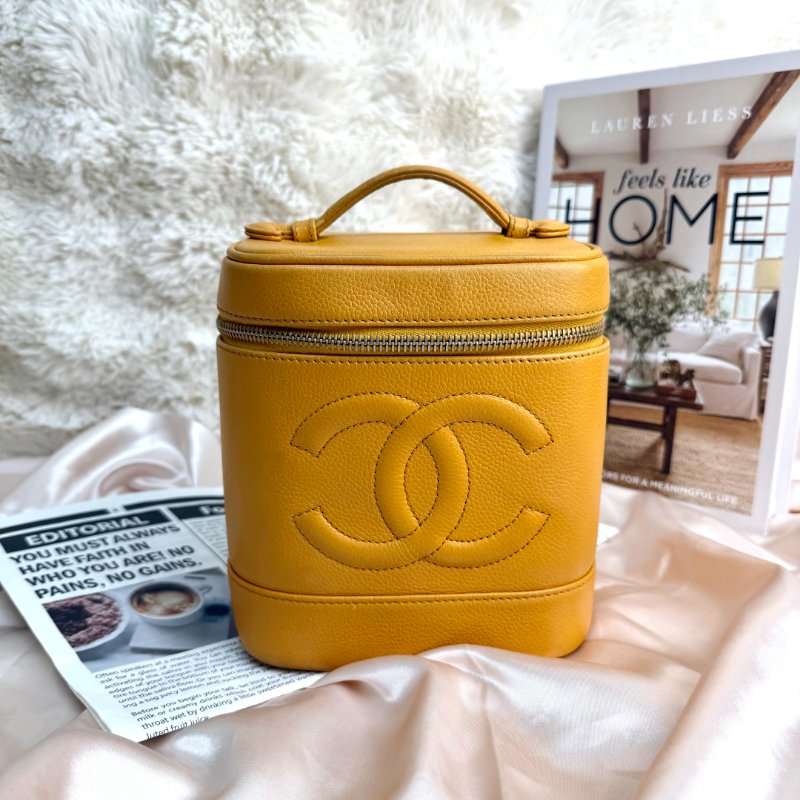 Chanel Vanity Case 化妝包 黃色 牛皮 中號 豎版-1
