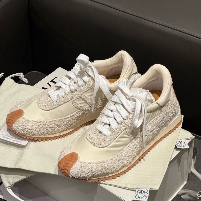 未使用loewe 羅意威 Flow Runner 麂皮德訓鞋38碼👟淺白色-1