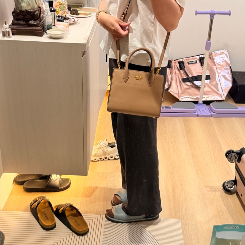 Prada 皮革 硬挺粉藕色 氣質名媛 手提包 肩背包 大容量 上班族 約會必備-6