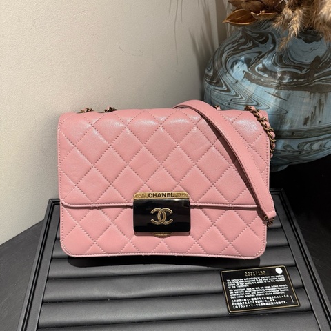 Chanel 16p深粉色羊皮lock口蓋包 附件：22開保卡  🈚附件