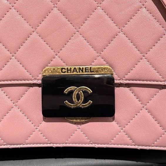 Chanel 16p深粉色羊皮lock口蓋包 附件：22開保卡  🈚附件-10
