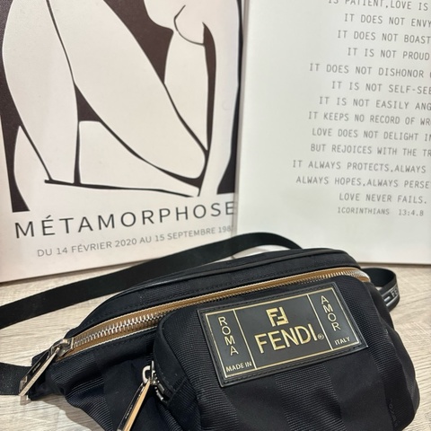 Fendi “ROMA AMOR” 胸口包/腰包
