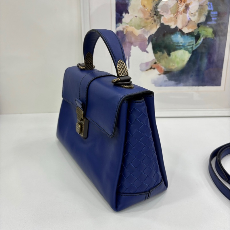 Bottega Veneta BV葆蝶家 Piazza系列藍色，小牛皮材質 尺寸:24*15-3