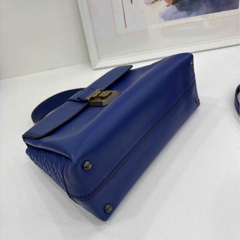 Bottega Veneta BV葆蝶家 Piazza系列藍色，小牛皮材質 尺寸:24*15-4