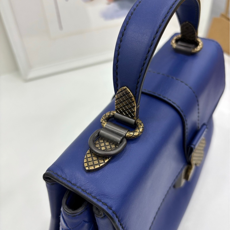 Bottega Veneta BV葆蝶家 Piazza系列藍色，小牛皮材質 尺寸:24*15-8