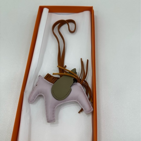 Hermes 愛馬仕 RODEO PEGASE小號吊飾 飛馬掛件 夢幻紫/馬爾法米色/薑餅色 Milo羊羔皮和Swift小牛皮吊飾 W刻