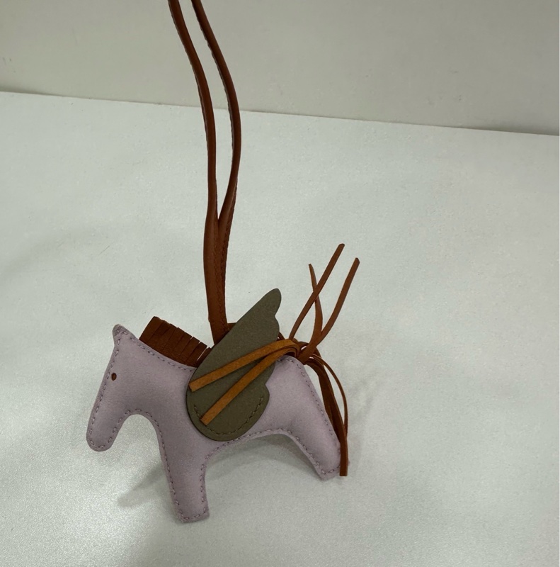 Hermes 愛馬仕 RODEO PEGASE小號吊飾 飛馬掛件 夢幻紫/馬爾法米色/薑餅色 Milo羊羔皮和Swift小牛皮吊飾 W刻-1