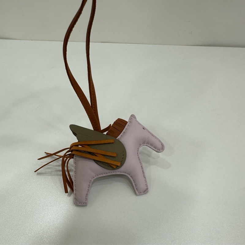 Hermes 愛馬仕 RODEO PEGASE小號吊飾 飛馬掛件 夢幻紫/馬爾法米色/薑餅色 Milo羊羔皮和Swift小牛皮吊飾 W刻-2