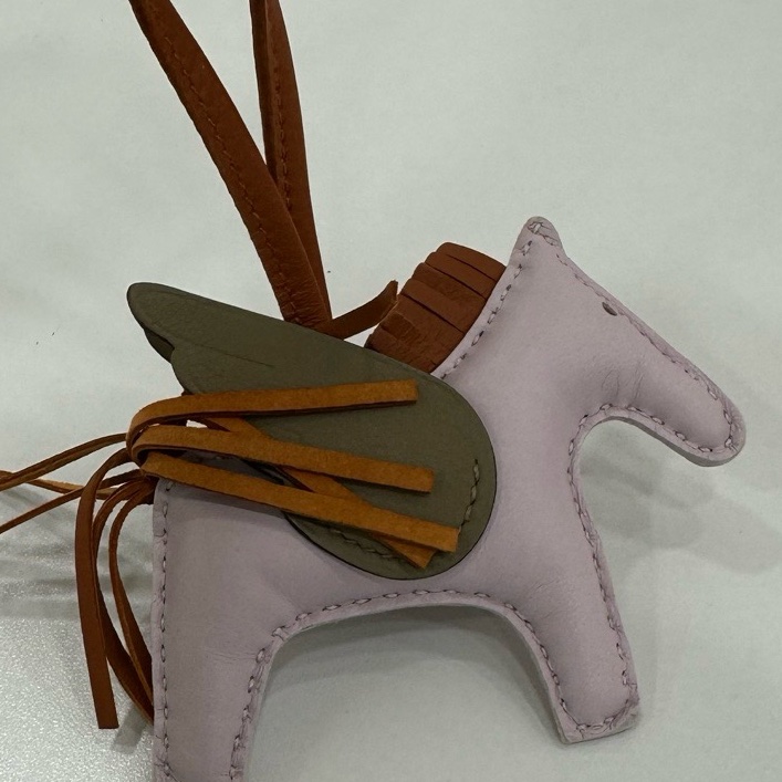 Hermes 愛馬仕 RODEO PEGASE小號吊飾 飛馬掛件 夢幻紫/馬爾法米色/薑餅色 Milo羊羔皮和Swift小牛皮吊飾 W刻-4