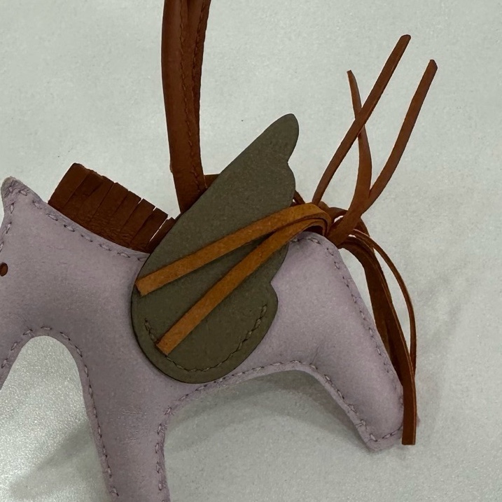 Hermes 愛馬仕 RODEO PEGASE小號吊飾 飛馬掛件 夢幻紫/馬爾法米色/薑餅色 Milo羊羔皮和Swift小牛皮吊飾 W刻-5