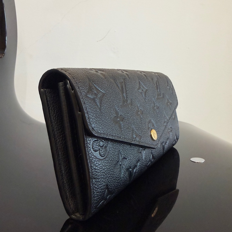 LV 黑牛皮壓紋Sarah長夾-2