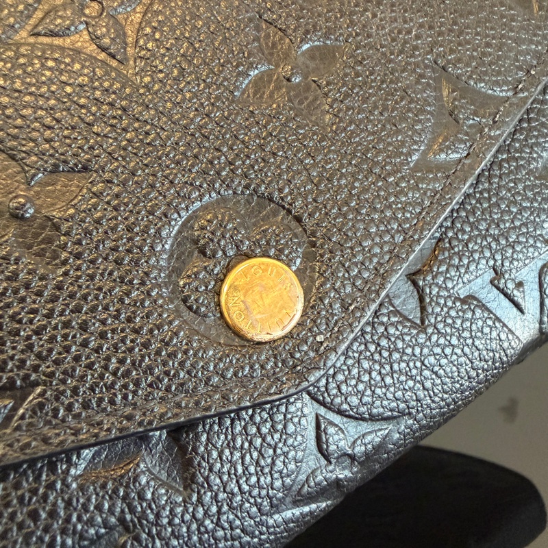 LV 黑牛皮壓紋Sarah長夾-7