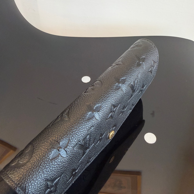 LV 黑牛皮壓紋Sarah長夾-8