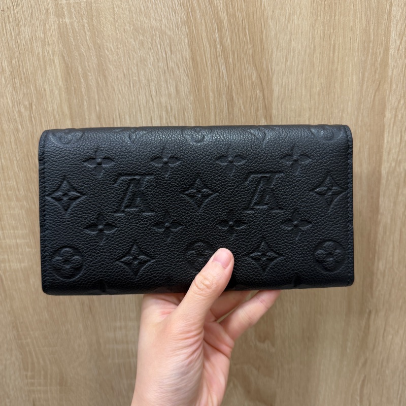 LV 黑牛皮金釦16卡Sarah長夾-5