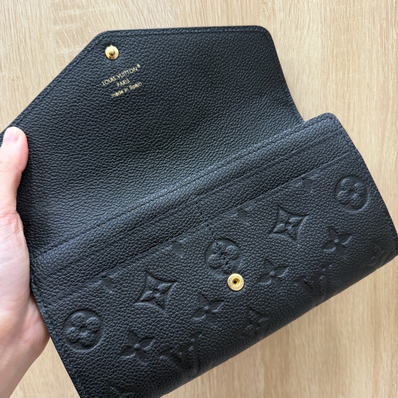 LV 黑牛皮金釦16卡Sarah長夾-9