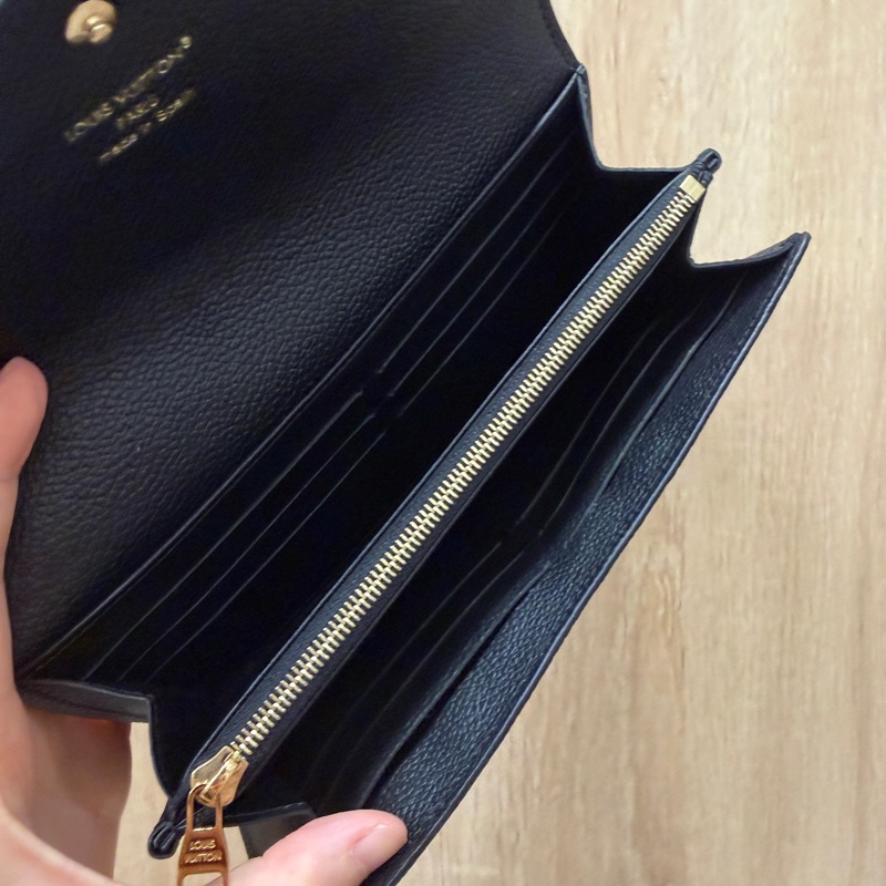 LV 黑牛皮金釦16卡Sarah長夾-10