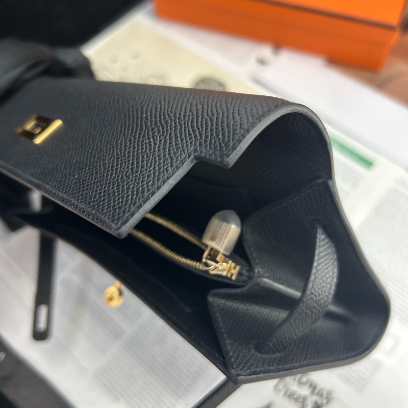 Hermes愛馬仕 kelly to go 黑金EPSOM皮手提包 B刻 附件:盒子 肩帶-13