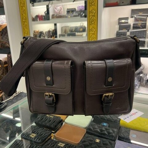 東區正精品㊣ LV M92990 UTAH 咖啡色猶他皮雙口袋拉鍊斜背包 RZ6425