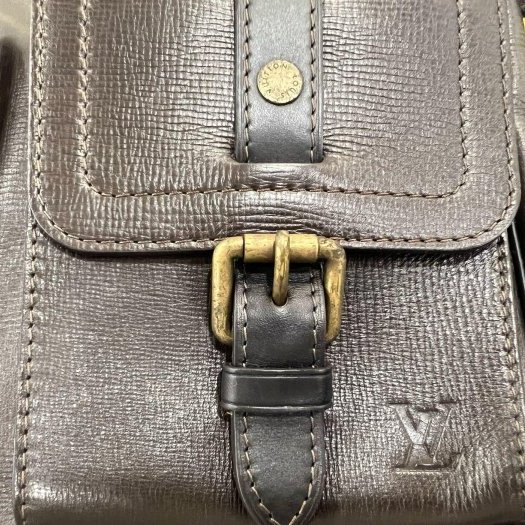 東區正精品㊣ LV M92990 UTAH 咖啡色猶他皮雙口袋拉鍊斜背包 RZ6425-3