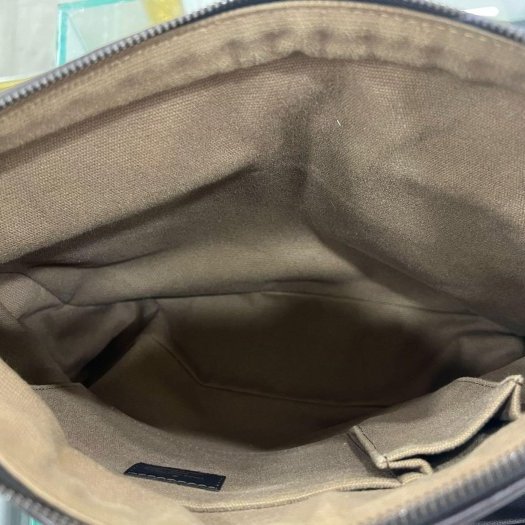 東區正精品㊣ LV M92990 UTAH 咖啡色猶他皮雙口袋拉鍊斜背包 RZ6425-12