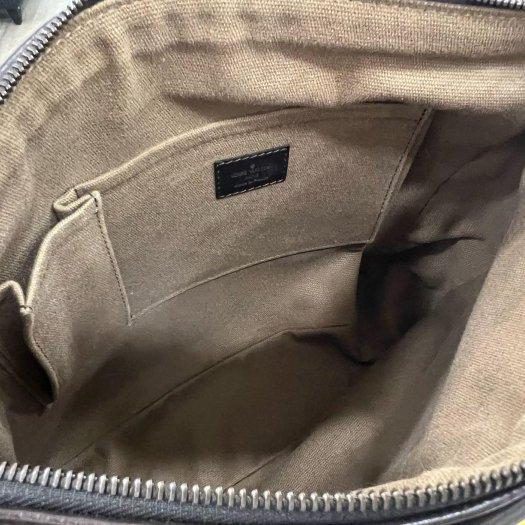 東區正精品㊣ LV M92990 UTAH 咖啡色猶他皮雙口袋拉鍊斜背包 RZ6425-13