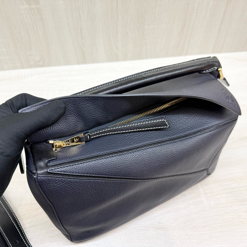 LOEWE新色✨藍黑色手把牛皮中號Puzzle肩背包-11