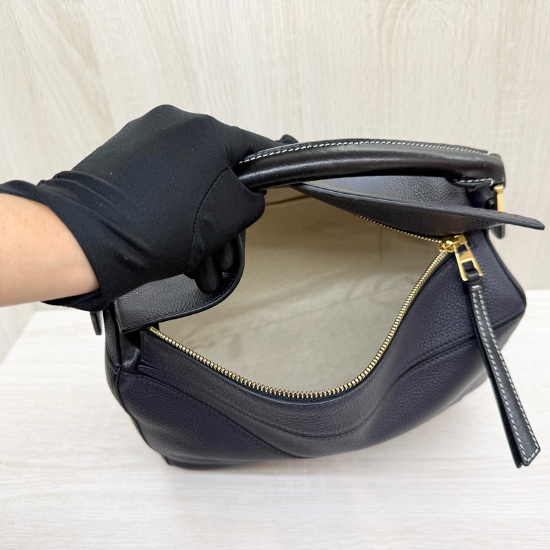 LOEWE新色✨藍黑色手把牛皮中號Puzzle肩背包-12