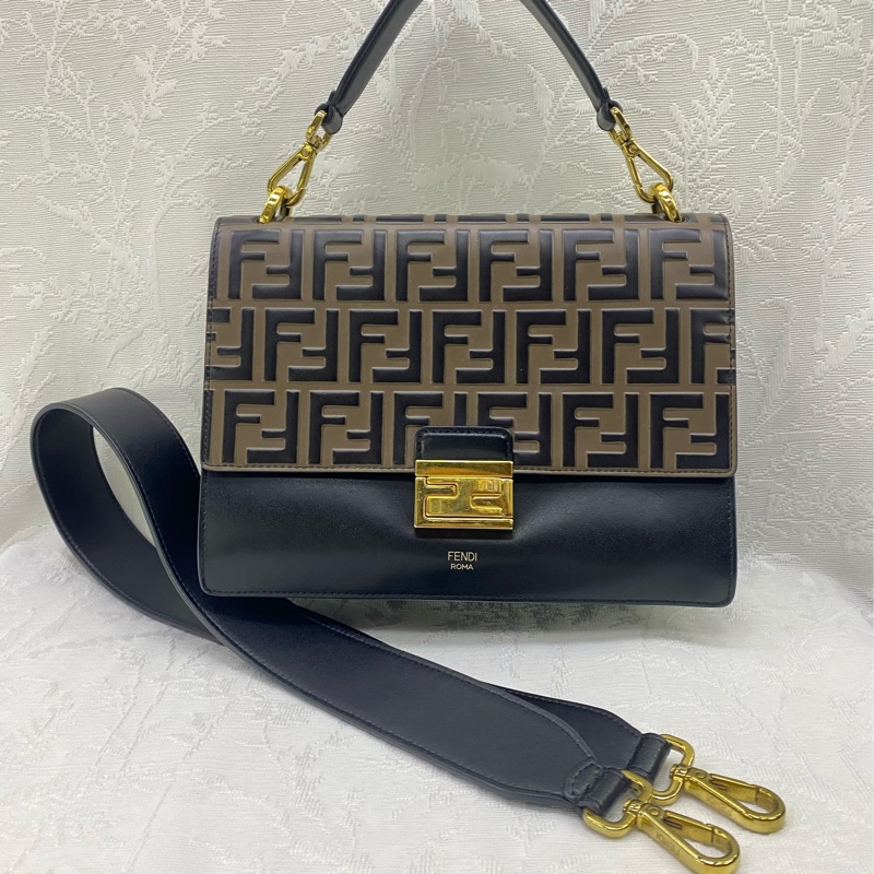 FENDI Kan U 小牛皮肩背包-0