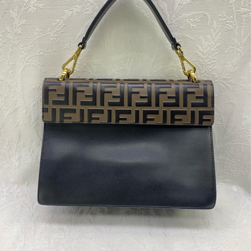 FENDI Kan U 小牛皮肩背包-1