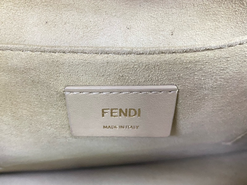 FENDI Kan U 小牛皮肩背包-5