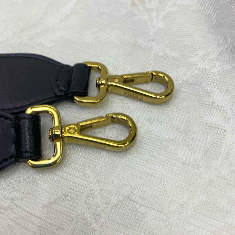 FENDI Kan U 小牛皮肩背包-10