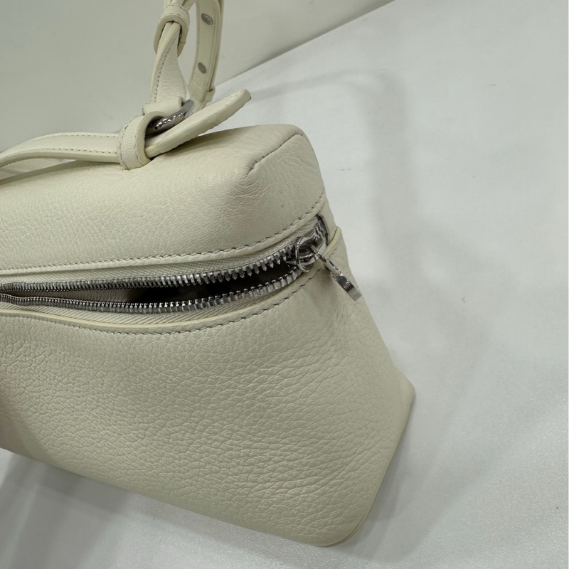 Loro Piana ExtraPocket LP白銀飯盒包 L19 拉鍊開合 粒面小牛皮 單肩手提包-6