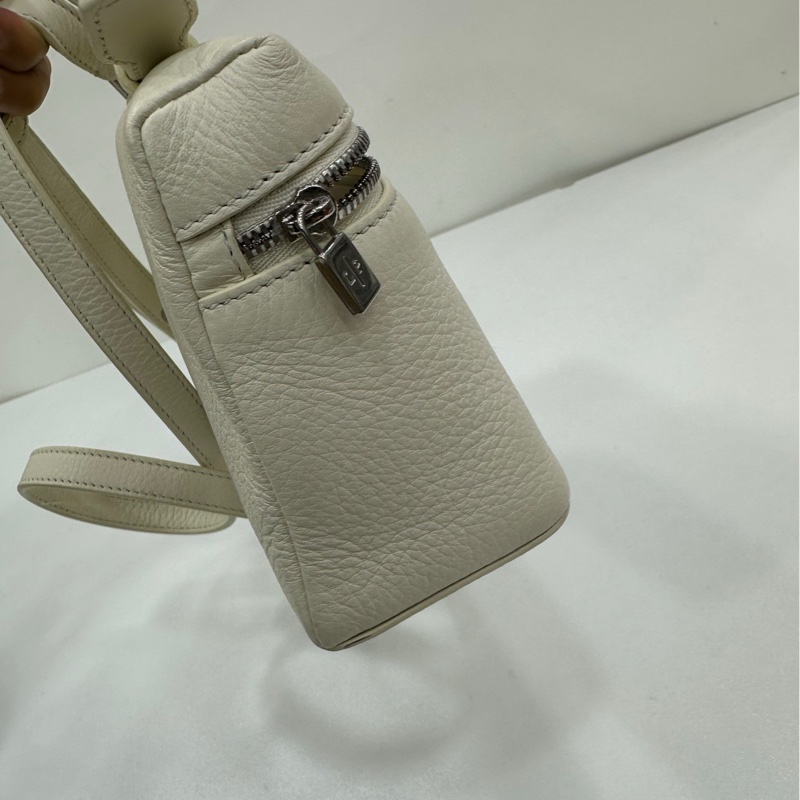 Loro Piana ExtraPocket LP白銀飯盒包 L19 拉鍊開合 粒面小牛皮 單肩手提包-8