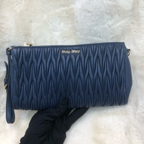 Miu Miu 藍色皺皮手拿包 XC299