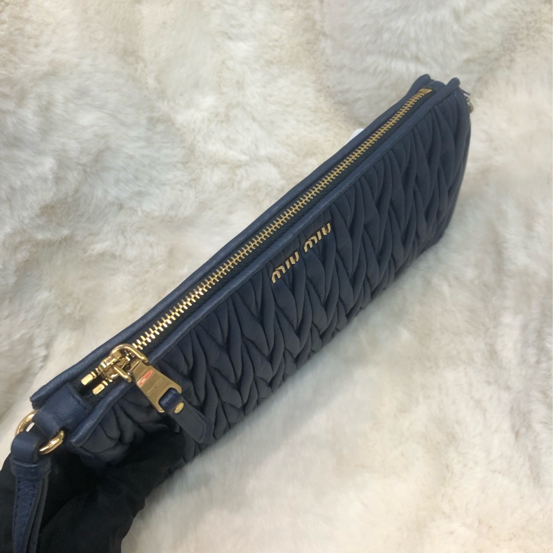 Miu Miu 藍色皺皮手拿包 XC299-4