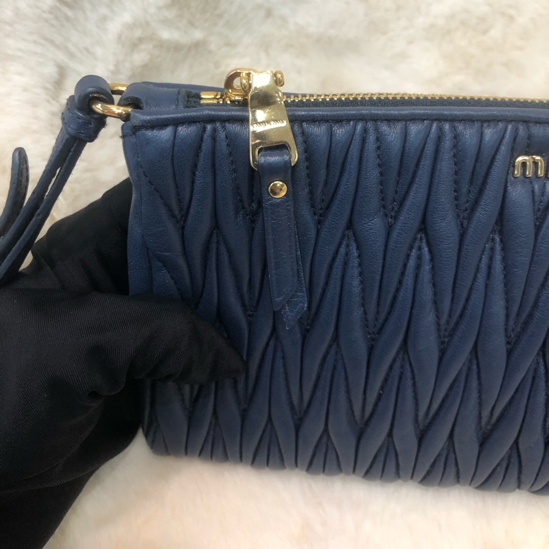 Miu Miu 藍色皺皮手拿包 XC299-6