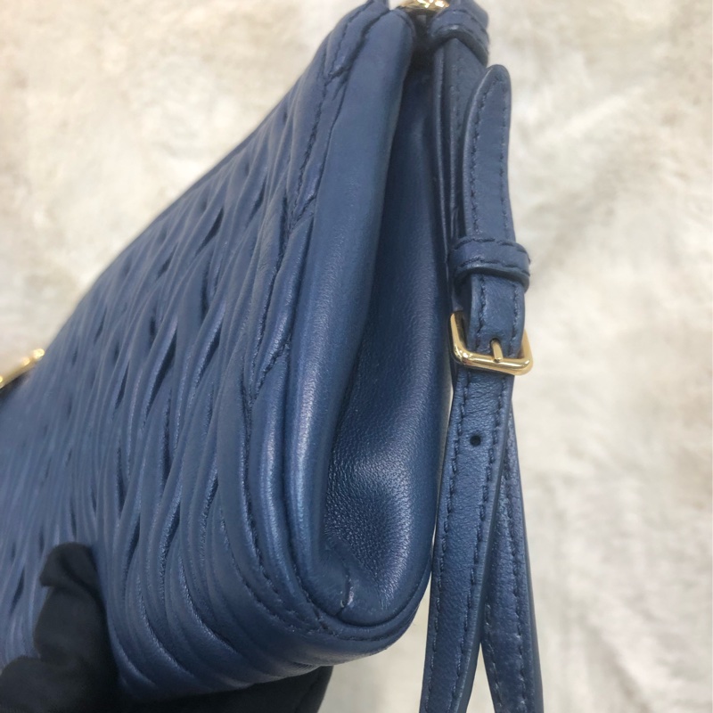 Miu Miu 藍色皺皮手拿包 XC299-9