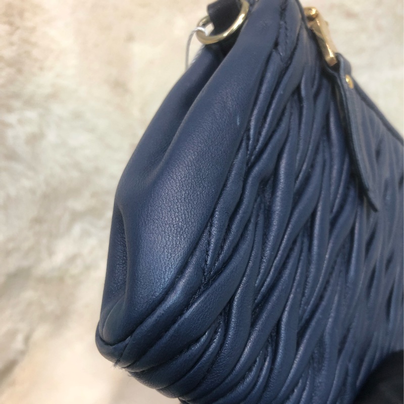 Miu Miu 藍色皺皮手拿包 XC299-10