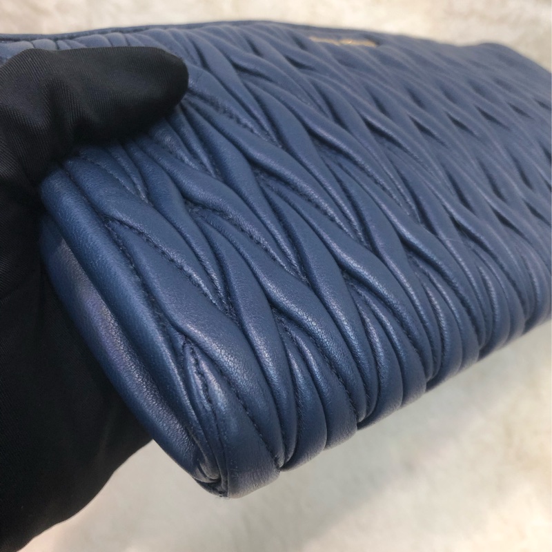 Miu Miu 藍色皺皮手拿包 XC299-11