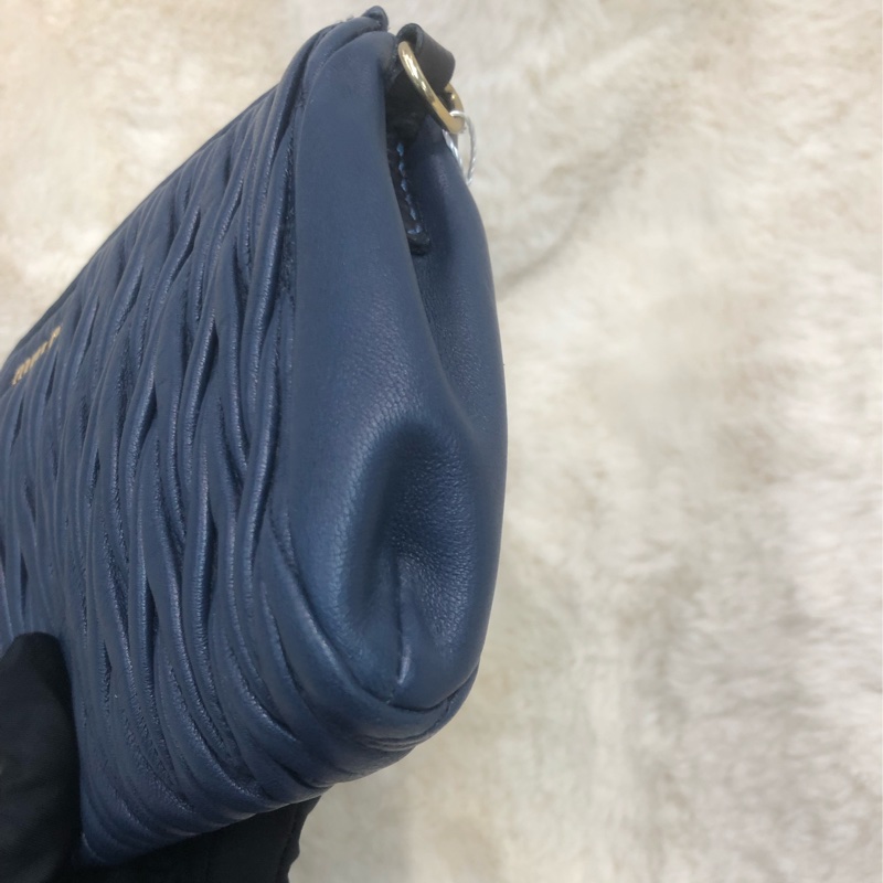 Miu Miu 藍色皺皮手拿包 XC299-12