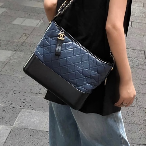 CHANEL深藍色菱格紋拚黑色大號流浪包A93824