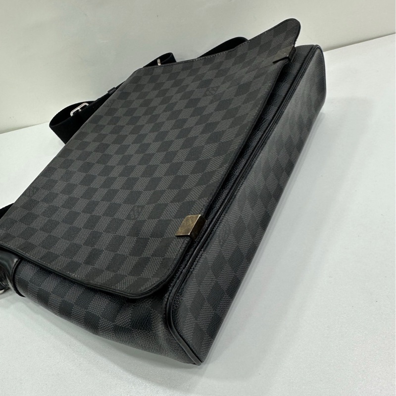LV老花郵差包，經典Damier Graphite 斜背包-4