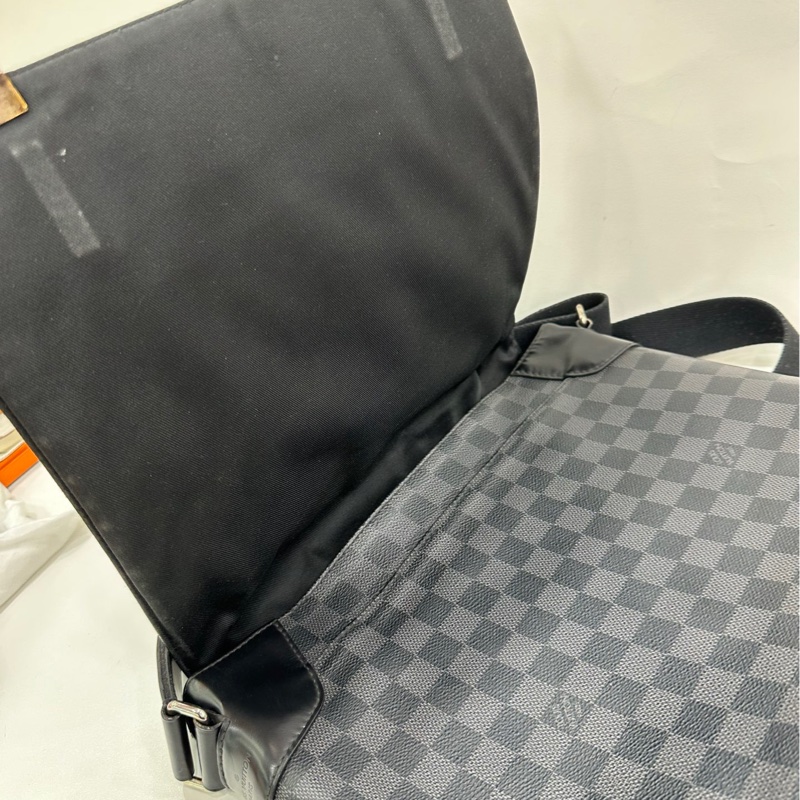 LV老花郵差包，經典Damier Graphite 斜背包-5