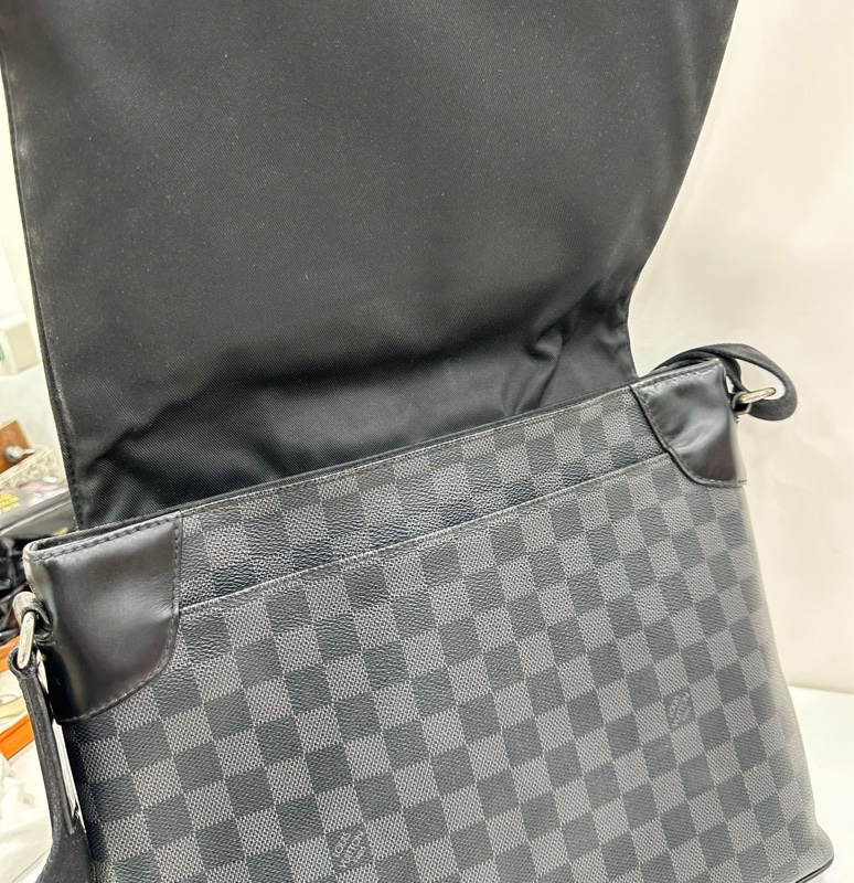 LV老花郵差包，經典Damier Graphite 斜背包-7