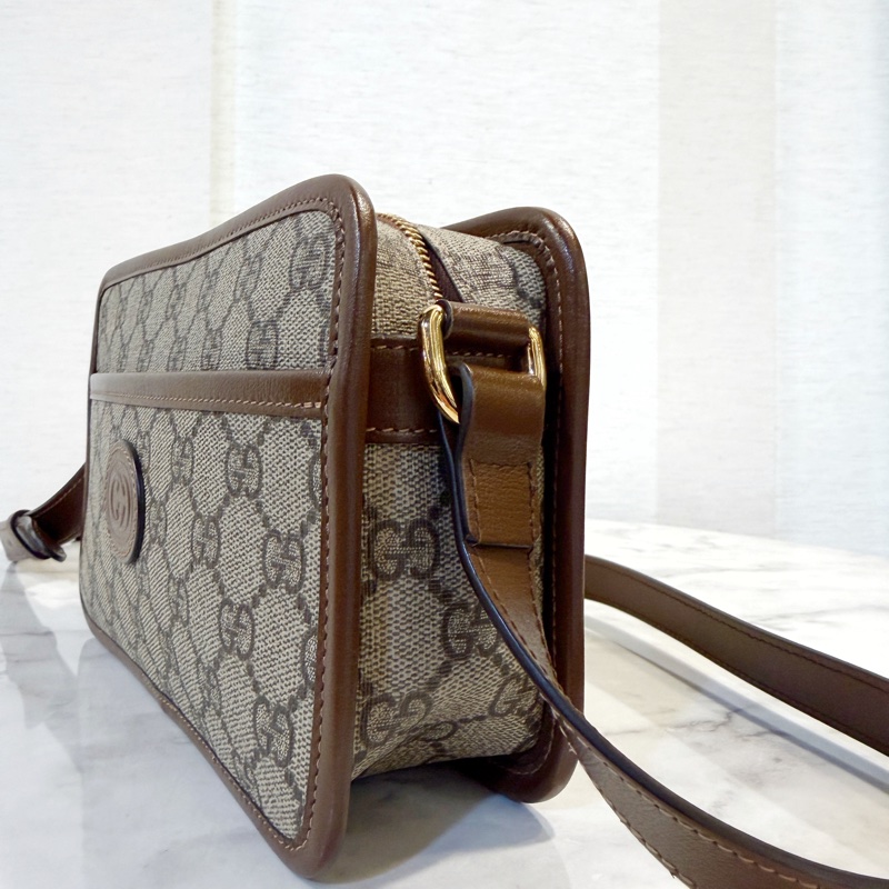 Gucci PVC咖牛皮Interlocking 前口袋ㄇ拉斜背包-1